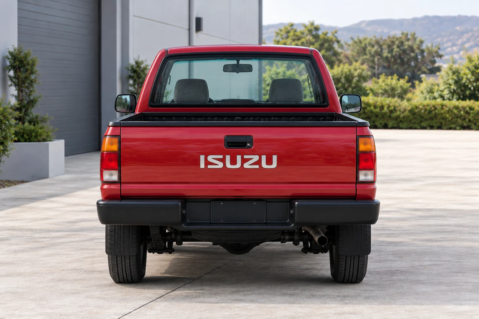 Red Isuzu photo 3